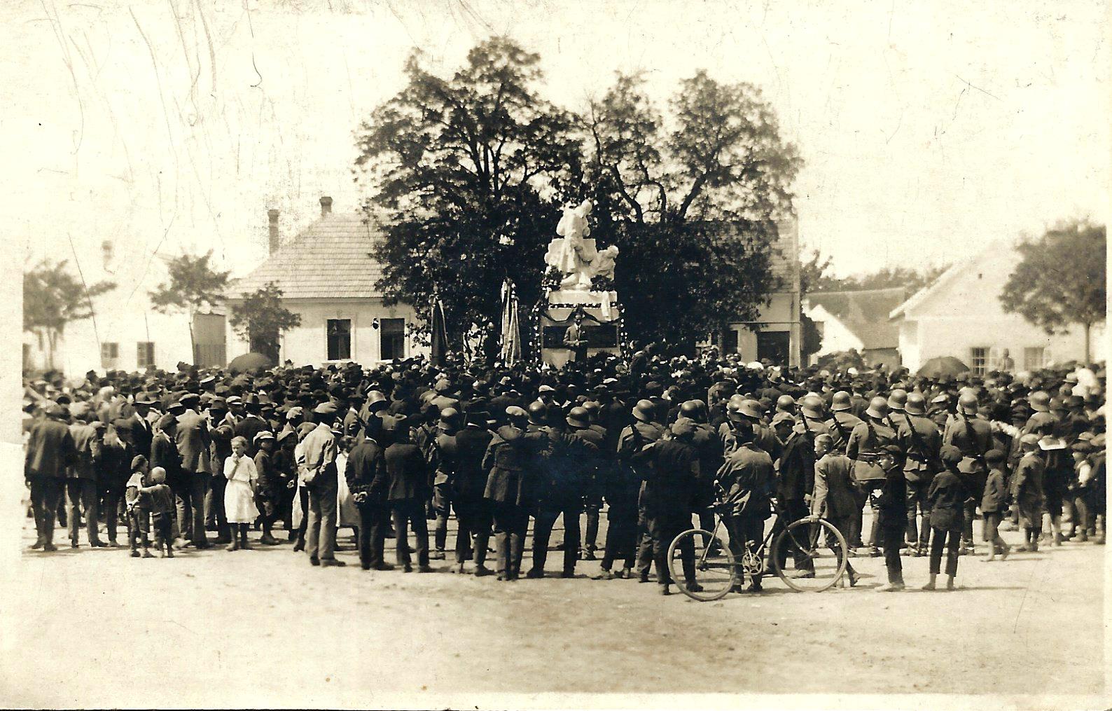 1925 - Einweihung des Kriegerdenkmals