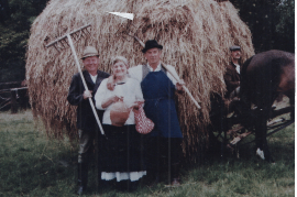 1996 Reitfest M. Meixner, E. u. G. Lambert, Heuernte einst einmal  mit Rechen, Gabl, Wasserplutzer u. Jausensackl 106LAG