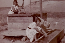 1927 Am Brunnen Mitzi Martinkovits und Olga aus Wien 136AH