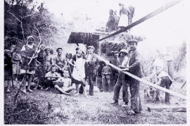 1939 an der Dreschmaschine v. sitzend J. Harmat, ganz rechts Jakob Harmat 22HJ