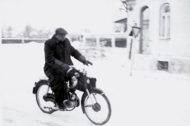 1960 unbekannter mit Moped 28AH