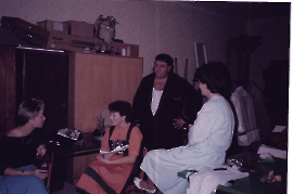 1980er Theatergruppe Zurndorf Karin, Hedwig Schnemayer, Rudi Suchy, Rosi Nitschinger (Die schwebende Jungfrau) 29SUR