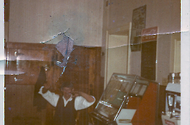 1970er Hr. Meixner im Gasthaus Lambert beim Wurlitzer 2LAER
