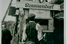 1950er an der Dreschmaschine Rassendorf 43PMI