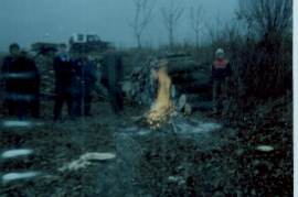 1980er M. Weiss, W. Pamer, F. Dürr, W. Bruckner, W. Liedl, nach der Arbeit wurde Speck gebraten 5DÜF
