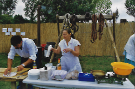 1999 1. Zurndorfer Nostalgiefest: Der Fleischhauer Werner Maierhofer u Schwester Magdalena 94GEZ