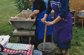 1999 1. Zurndorfer Nostalgiefest Waschweiber Fr. Hiermann, Fr. Steiner 95GEZ