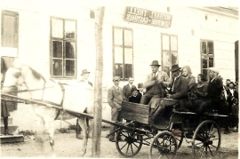 1940er Kutschenfahrt vor dem Gasthaus M. Thell,