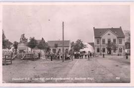 1941 Zurndorf, Hotel Tell mit Kriegerdenkmal u. Kh