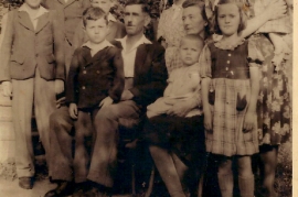 1940er Fam. Schusterreiter und Fam. Rauscher ganz rechts Fr.Kafka 25SG