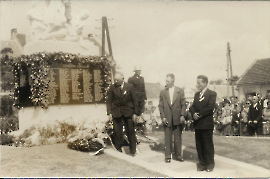 1957 12 2.Kriegerdenkmal Weihe 15.8.1957