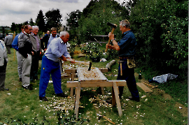 1999 1. Zurndorfer Nostalgiefest Friedrich Dürr und Johann Ettl beim Sautrog Aushacken 118GEZ