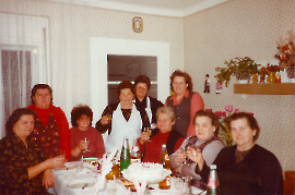 1984 Jahrgang 1932 Fr. Thaler, Fr. Schmidt, Hermine Pittnauer, Fr. Hoszank, Maria Pater, Fr. Hoszank, Herta Könnyü, Frieda Fischer, Fr. Hoffmann 37DEM
