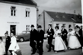 1965 Hochzeitszug Maria u. Friedrich Hauptmann vor der alten Volksschule 58HM