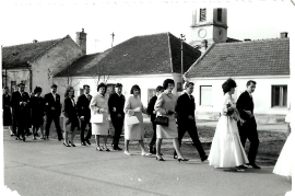 1965 Hochzeitszug vor dem Magyar Haus, 60HM