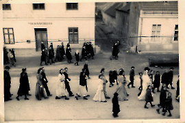 1949 Hochzeitszug Th. J. Frank vor der alten Volksschule 63ZWE