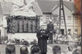 1960er Pfarrer Pausz beim Kriegerdenkmal 12LÖ