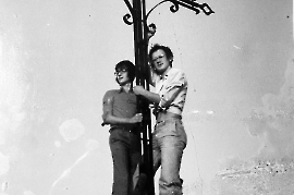 1974 Norbert, Walter Wendelin beim Kichturmkreuz der ev. Kirche 1WN