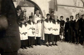 1953 Pfarrer Berger beim Friedhofstor 28So