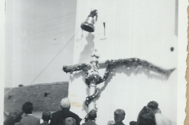 1949 Glockenweihe der große Augenblick knapp vor dem Seilriss aufgenommen 35Gö