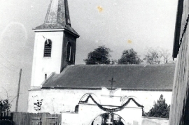 1950er r.k. Pfarrkirche mit Torbogen 37T