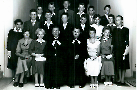 1957 Konfirmation Jahrgang 1943 Lehrerer J. Graf mit Stiefeln 5FIA
