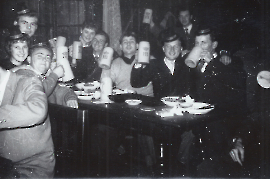 1958 ev. Theatergruppe Zurndorf Ausflug im Hofbräuhaus? 74RM
