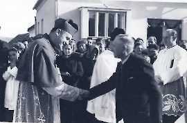 1954 Bischof Laszlo in Zurndorf Begrüßung durch Bürgermeister Dürr 95AH        