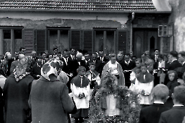 1960er Erntedankfest vor dem Bachmayer Haus 95ZWE