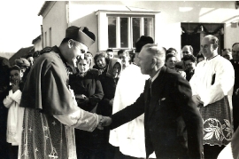 9H rk. Pfarrhaus Einweihung Bischof Laszlo, Ministrant F. Zeug