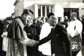 1950er rk. Pfarrhaus Einweihung Bischof Laszlo, ganz links Ministrant F. Zeugner  9HT