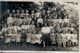 1949 Jahrgang 1943 Schulklasse Lehrerin S. Roth (Tschida) 21UNGR