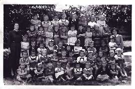 1957 Kindergarten Jahrgang 1952 bis ? l.Tante Lina r. Tante Mitzi 22ZWE