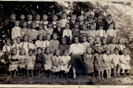 1949 Jahrgang 1942 1. od.2. Klasse Fr. Lehrerin Roth Verh. Tschida, 2. Reihe, Johanna (Hansi) Metzl (verh. Szigeti)  mit Blumenkranz 35FM