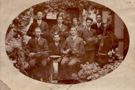 1940er Musikkapelle Zurndorf, v.l.h. M. Heidovitsch, F. Frank, M. Heidovitsch, J. Prath, J. Rosner, vorne L. Hofbauer, Hr. Schiermeier, Lehrer Ziniel 5HEI