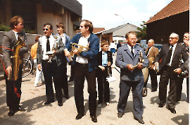 1986 Leithatal Buam 7.1986 mit Kapelle Reiter