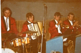 1980er Tanzkapelle Zurndorf, W. Dürr, P. Unger, J. Sochr in Gattendorf 30UP