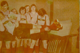 1976 Arbeiterball erstmals in Lederhose v.l. J. Sochr, E. Metzl, K. Meidlinger, E. Dürr, St. Reiter, P. Unger, liegend W. Dürr 45LB