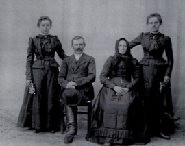 1920er Ettl Urgroßeltern mit Töchter Maria u. Katharine 63HAFN