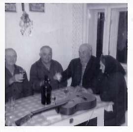 1969 Ein Prost auf den guten Großhöfleiner Wein, den Hr. Frank, Hr. Schiermayer, Hr. u. Fr. Göbl zu unseren gemeinsamen Liederabend fröhlich stimmt.jpeg 50T