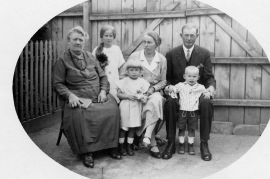 1930er Terez Mesner Rauscher mit Sohn Johann Rauscher, Schwiegertochter Fransiska und Enkelkindern. 20HW
