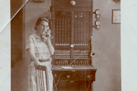 1930er Stefi Thell in der Telefonzentrale bei der Post 24NIT