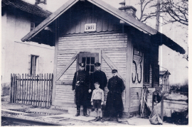 1930er unbekannte vor dem Bahnwärterhaus zwischen Zurndorf u. Nickelsdorf 2BECK