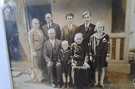 1930er Großeltern mit Kinder Matthias, Elisabeth Horvath, Kinder v.l. Elisabeth, Andreas, Matthias, Karl, Maria vorne mitte Josef, Vater fehlt 31SM
