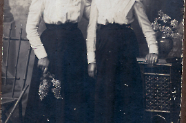 1920 E. Meixner Oma u.  Mizzi Maria Meixner 44ME
