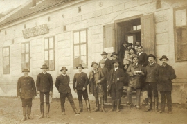 1930er vor dem Gasthaus M. Thell 55BA