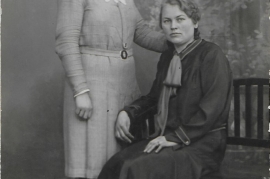 1932 April Emma und Anna Hofbauer 6HWB