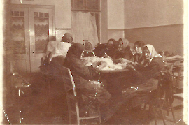 1932 Beim Federnschleissen 97