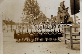 1945 BDM beim Kriegerdenkmal 127ZWE