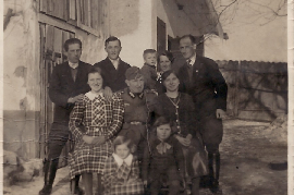 1945 vorne H. Schmidt, M. Dürr, K. Schmidt, h. ?, ?, Fr. Rechnitzer, Hr. Rechnitzer 60Z